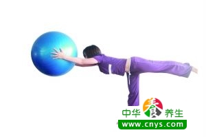 瑜伽球如何使用 瑜伽球操的功效与训练技巧