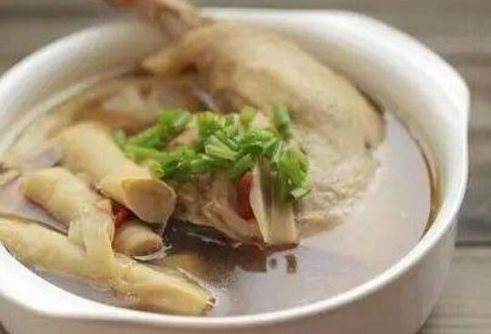 鸭子汤的功效与作用 鸭子汤里炖什么好吃