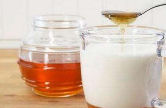 牛奶蜂蜜的功效与作用 牛奶里能不能加蜂蜜