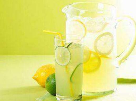 泡鲜柠檬水的正确泡法 喝柠檬水的好处