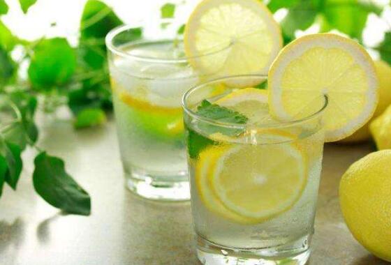 柠檬水是酸性还是碱性 柠檬水喝多了的副作用