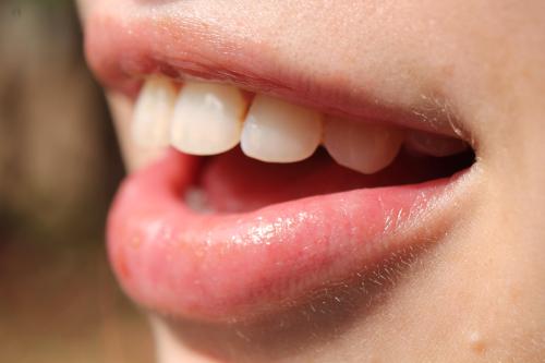 导致牙龈萎缩的原因是什么？这几个因素不容忽视