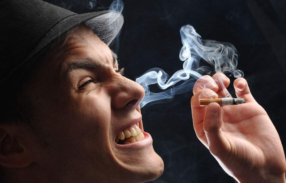 这5个坏习惯会伤害眼睛 吸烟首当其冲