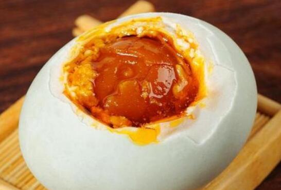 食盐水松花蛋怎样做 食盐水松花蛋的腌渍方式
