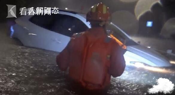 青岛街道积水齐腰 有车辆水中漂浮