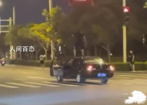 郑州一男子疑坐车顶开车还闯红灯 正在进行调查