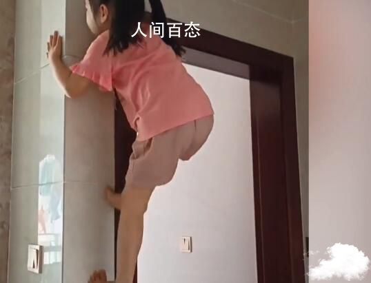 女孩在家中光滑墙面飞檐走壁 这技能也令人惊奇 如何会飞檐走壁