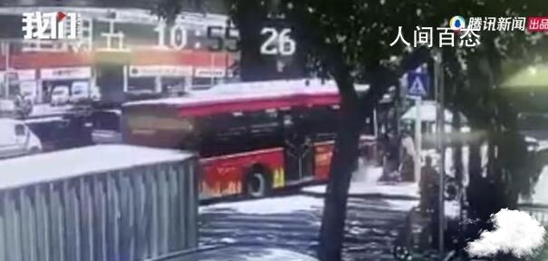厦门公交车冲上人行道致6人受伤 事故原因正在进一步调查中 厦门公交重大伤亡事件