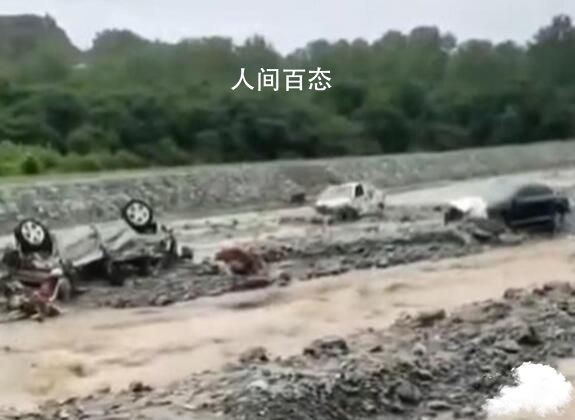 青海一汽修厂几十辆车被山洪冲走 暂未接到人员伤亡报告