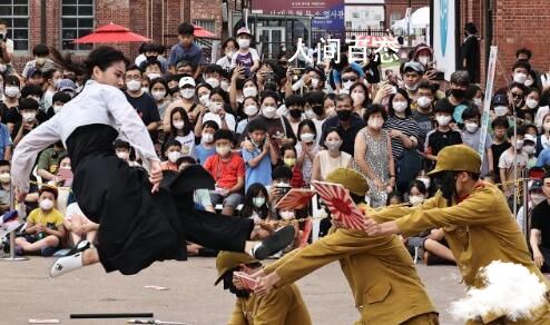 韩国民众当街表演痛打日军 纪念日本投降77周年 韩国民众抗议日本
