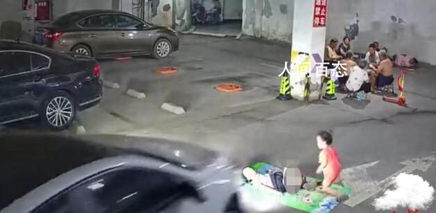 两女童地下停车场乘凉遭轿车辗轧 地下停车场的小女孩