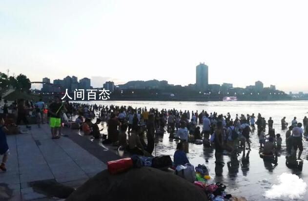 四川宜宾上千市民长江边戏水 长航公安喊话