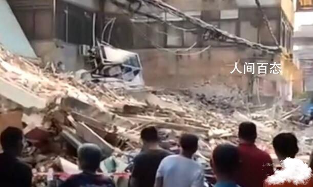 实拍广东江门一房屋轰然倒塌 提前疏散群众无人员伤亡