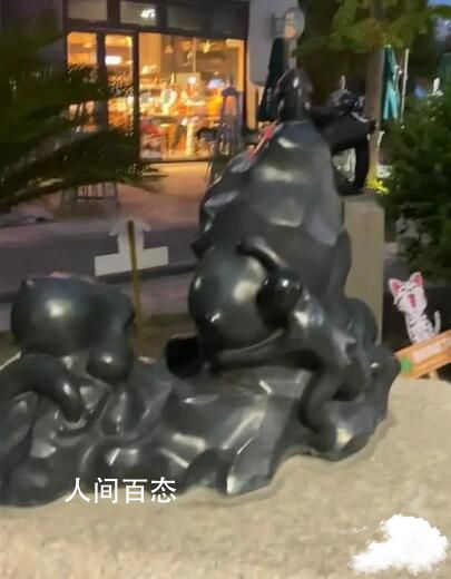 上海一商业广场雕塑被指性暗示 此类内容放置在公共场所很不合适 上海城市广场 雕塑