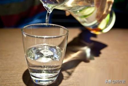 你觉得饮水便是健康养生？权威专家：每天喝水超出这一数很有可能会中毒了！
