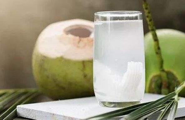 如何分辨椰子水坏没坏 椰子汁变质是什么味道