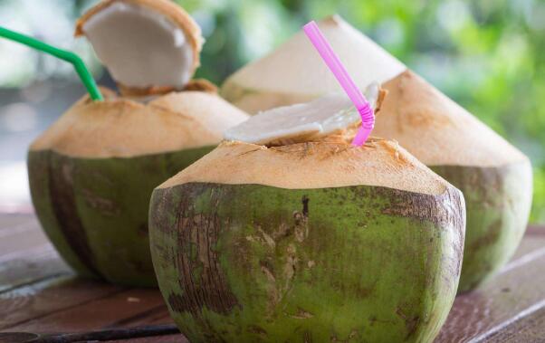 如何分辨椰子水坏没坏 椰子汁变质是什么味道