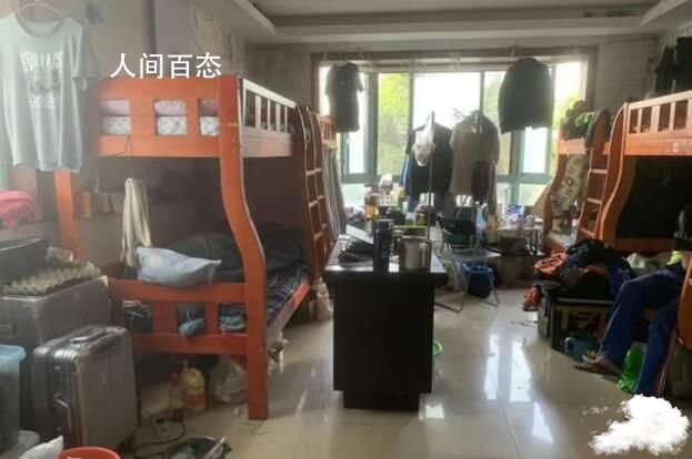 上海一两室两厅居住22人 高低床塞满屋卧室客厅乱隔断 上海双床房可以住四个人吗